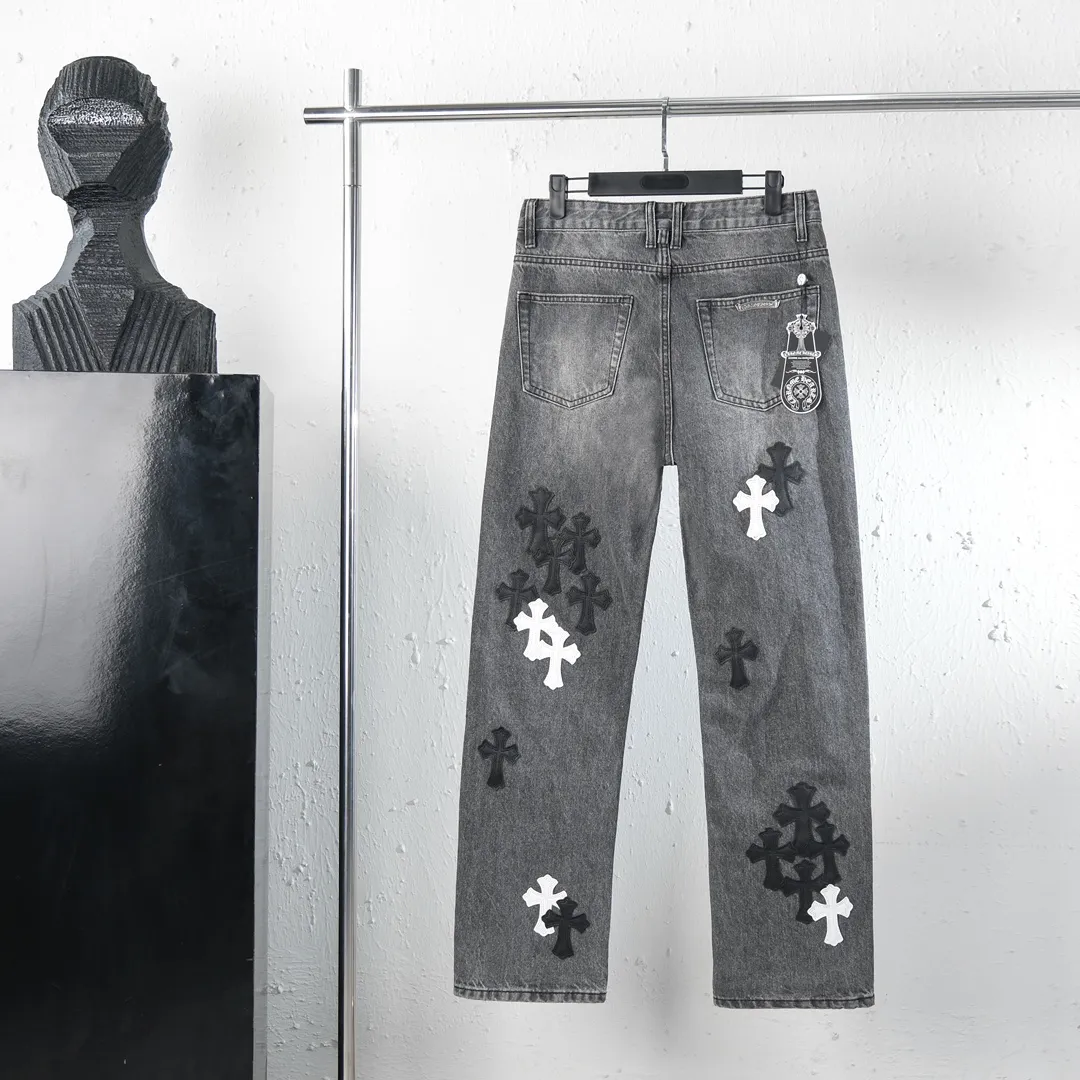 P310 (top version) Chrome hearts new city-limited flame gray jeans Chrome hearts city-limited jeans Hardware customization Original development vintage levis American-made 501 black and gray base version Levi's American-made 501 base version Imported sheepskin 925 silver remake [Top heavy industry fashion design] Consistently high-street luxury style. Speaking of this style, the Zangyin family and GU family are definitely the leading representative brands. Especially the Zangyin family has really achieved a state-of-the-art effect in creating high-street style. The unique washed material is used to create this style. The color system is already quite eye-catching. After it is decorated with patchwork cross flowers, it cleverly highlights the charm of the brand. Secondly, this style uses classic The high-waist cutting design highlights the long legs and fashionable temperament of the upper body. The brand is highly recognizable and the slim fit configuration is more suitable for daily wear. It is a product that interprets personality, fashion, and specifications at a glance. This single product is enough to make any fan excited. It can be a white T-shirt for a youthful college style, or a tight suspender for a royal style. It has strong matching ability and can be easily controlled by men.  [Materials and craftsmanship] Needless to say, this point goes without saying. As an excellent craftsman brand, Zangyin’s requirements for details and craftsmanship are really perfect. The washed color of this model has gone through so many processes, not to mention the embellishment of denim appliques. It is also purely hand-made and sewn. Just like what they believe in, only hand-made things have soul and have the meaning of wear. A top-notch heavy-duty fashionable denim item, I look forward to your perfect interpretation! !  Color: washed gray Size: S M L XL